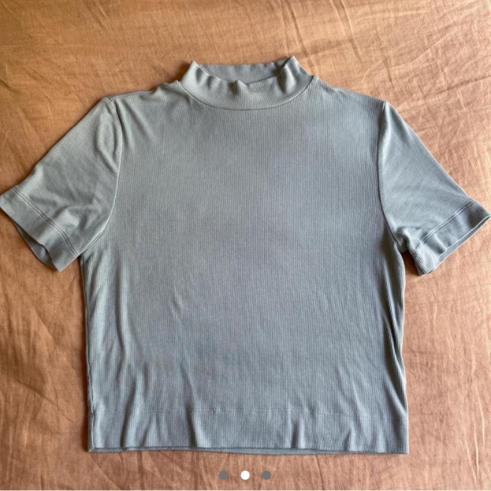 Aritzia mockneck tee!